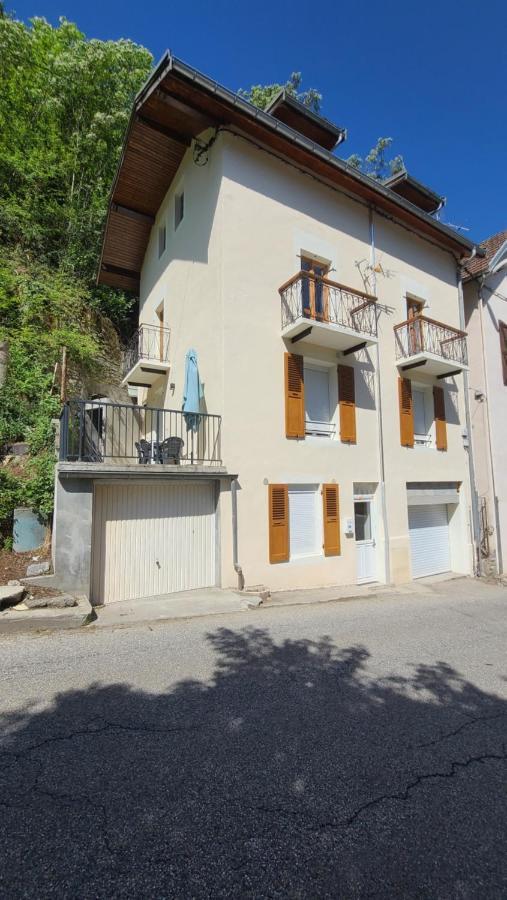 Joli appartement rénové avec terrasse Brides-les-Bains Esterno foto